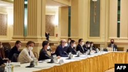 2021年5月1日，包括德國、法國、英國、中國以及俄羅斯的代表們同伊朗代表團成員在維也納大酒店舉行會談。 （法新社照片）