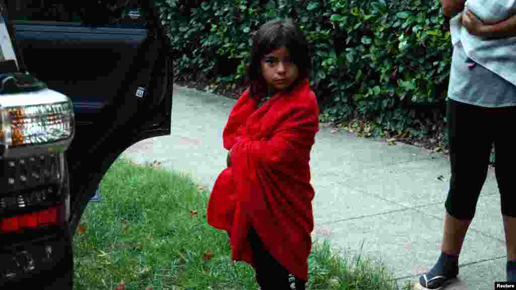 Un niño espera transporte a un lugar seguro después de que un grupo de migrantes, en su mayoría venezolanos, que fueron enviados en autobús desde un centro de detención en Texas, fueran dejados frente al Observatorio Naval, la residencia oficial de la vicepresidenta estadounidense Kamala Harris, en Washington, el 17 de septiembre , 2022. REUTERS/Marat Sadana