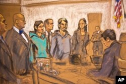 Suddan olingan chizmada Ahror Saidahmetov (chapdan uchinchi) va Abdurasul Jo'raboyev (chapdan to'rtinchi). Bruklin, Nyu-York, 25-fevral, 2015