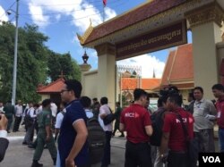 តុលាការកំពូលសម្រេចបន្ត​សវនាការ​លើ​បណ្តឹង​របស់​ក្រសួងមហាផ្ទៃ​ ដែល​បាន​ប្តឹង​សុំ​ឲ្យ​រំលាយ​គណបក្ស​សង្គ្រោះ​ជាតិ ទៅរសៀលម៉ោងពីរ។ (នូវ ពៅលក្ខិណា/VOA)