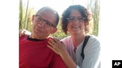 Avšalom Haran i Šošan Haran, stanovnici kibuca Beri, oteti su od strane Hamasa. Kasnije se potvrdilo da je Avašalom mrtav, dok se veruje da je Šošan i dalje živa i zatočena zajedno sa ostalim članovima porodice. (Rejčel Gur/AP)