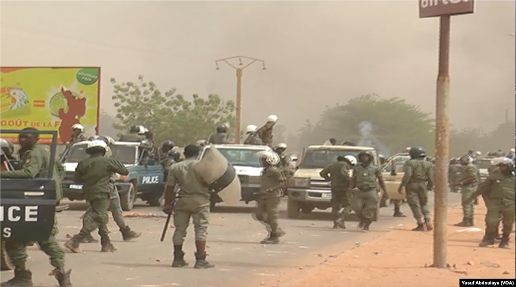 Jami'an tsaro akan tituna inda suka datse jerin gwanon dandazon daliban dake zanga zanga. Ranar Litinin 10 ga watan Afrilu shekarar 2017.&nbsp;