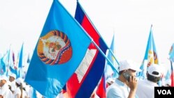 ទិដ្ឋភាព​ទូទៅ​នៃ​ការ​ធ្វើ​យុទ្ធនាការ​ឃោសនា​បោះ​ឆ្នោត​ថ្ងៃ​ចុងក្រោយ​របស់​គណបក្ស​កាន់​អំណាច​ គឺ​គណបក្ស​ប្រជាជន​កម្ពុជា ​​នៅ​ក្នុង​រាជធានី​ភ្នំពេញ ​នៅ​ព្រឹក​ថ្ងៃទី​២៧ កក្កដា ​សម្រាប់​ការ​បោះឆ្នោត​ជាតិ​អាណត្តិ​ទី​០៦ ​ដែល​នឹង​ប្រព្រឹត្តទៅ​ នៅ​ថ្ងៃទី​២៩ ខែកក្កដា ឆ្នាំ២០១៨។ (ទុំ ម្លិះ/VOA) 