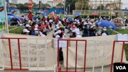 រូបឯកសារ៖ សកម្មភាព​កូដកម្ម​នៅ​ខាង​មុខ​អគារ​ក្រុមហ៊ុន​ណាហ្គាវើលដ៍​នៅ​រាជធានី​ភ្នំពេញ នៅ​ថ្ងៃពុធ ទី២២ ខែធ្នូ ឆ្នាំ២០២១។ (ណឹម សុភ័ក្រ្តបញ្ញា/វីអូអេ) 