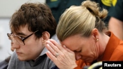  Nikolas Cruz (Kushoto), ambaye alikiri kuua watu 17 katika shule ya Parkland, Florida, Marekani.