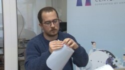 Sastavljanje vizira koje je proizvela i donirala „Lokalna inicijativa Link“