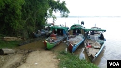 រូបឯកសារ៖ ផ្ទះ​ទូក​របស់​គ្រួសារ​អ្នក​នេសាទ​ ចត​នៅ​ក្បែរ​សឺន លើ​ដង​ទន្លេ​មេគង្គ​ក្នុង​ភូមិ​ស្វាយ​ឃ្លាំង ឃុំ​ស្វាយ​ឃ្លាំង​ ស្រុក​ក្រូច​ឆ្មារ ខេត្ត​កំពង់ចាម នៅ​ថ្ងៃ​សៅរ៍ ទី​២២​ ខែ​កក្កដា​ ឆ្នាំ​២០១៧។ (សើ​ សាយ្យាណា/VOA)