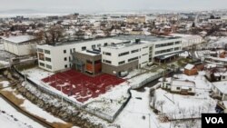 Zgrada novog Srednjoškolskog centra u Lapljem Selu (Foto: VOA)