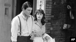 Archivo - Christopher Reeve, izq., y Margot Kidder durante la filmación de "Superman" en el "Lowry" (Lower East Side) de Nueva York, el 8 de julio de 1977. 