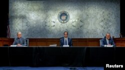 El líder de la mayoría republicana del Senado, Mitch McConnell (izq.), y el líder de la minoría demócrata, Chuck Schumer (der.), junto al secretario del Tesoro de EE.UU., Steve Mnuchin (centro) cuando trabajaban para un paquete de ayuda económica el 20 de marzo de 2020.