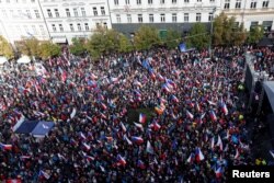 Demonstrators take part in an anti-government protest rally in reaction to the energy crisis and soaring prices in Prague, Czech Republic, September 28, 2022. (REUTERS/David W Cerny)