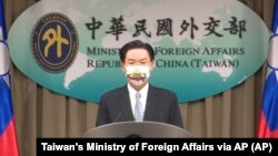 台湾外长吴钊燮在台北举行的记者会上宣布台湾与立陶宛将互设代表处。（2021年7月20日）