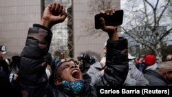 منی ایپلس میں جارج فلائیڈ مقدمے کے فیصلے کے بعد ایک شخص خوشی منا رہا ہے۔ اپریل 20، 2021۔