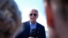 El presidente de EEUU, Joe Biden, habla con los repoteros antes de tomar el avión presidencial después de un acto de campaña en Madison, Wisconsin, el 5 de julio de 2024.