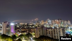 Izraelski protivvazdušni sistem presreće rakete iznad Aškelona (Foto: REUTERS/Amir Cohen)