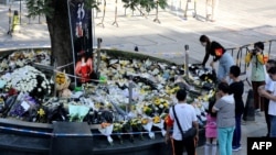 安徽安庆市迎江区一名男子持刀在商业步行街上砍杀路人，造成6人死亡、14人受伤，市民案发地点献花悼念遇难者。（2021年6月6日）