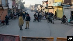 د پوځ په چاوڼۍ له  برید درې ورځې وروسته د شورو، چهارشنبې، په ورځ د بنو بازار او د کنټونمنټ شاوخوا سیمه امنیتي عسکرو په ګېره کې اخستې وه او دغه سیمو کې ټول سړکونه بند او کاروباري مرکزونه او بازارونه تړلي پراته وو