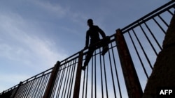 Un Marocain gravit les barrières de l'enclave espagnole à Melilla, le 21 octobre 2018.