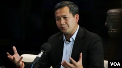 រូបឯកសារ៖ លោក ហ៊ុន ម៉ាណែត ថ្លែង​នៅ​ក្នុង​សន្និសីទ​សារព័ត៌មាន​មួយ​នៅ​អាកាសយានដ្ឋាន​អន្តរជាតិ​ភ្នំពេញ​ បន្ទាប់​ពី​លោក​បំពេញទស្សនកិច្ច​នៅ​សហរដ្ឋ​អាមេរិក។ (ហ៊ាន សុជាតា/វីអូអេ)