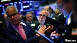 Wafanyabiashara wakiwa wanafanya manunuzi na kuuza hisa katika ukumbi wa Soko la Hisa la New York, Agosti 12, 2019. REUTERS/Eduardo Munoz