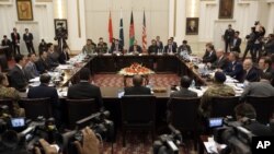 Afg'oniston, Pokiston, AQSh va Xitoy diplomatlari Tolibon bilan boshlanishi kutilgan muloqotga uzoq tayyorgarlik ko'rgan edi.