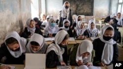 Afganistanske učenice tokom prvog dana nove školske godine u Kabulu, 25. mart2023.