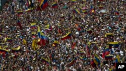 Los manifestantes antigubernamentales participan en una marcha que exige la renuncia del presidente en disputa Nicolás Maduro, en Caracas, Venezuela, el sábado 2 de febrero.