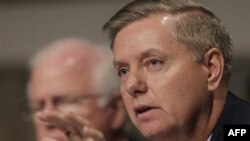 Kongress cheklovlariga istisno tarzida O'zbekistonga harbiy yordam ko'rsatish taklifini respublikachi senator Lindzi Grexem yoqlab chiqqan. U yaqinda Toshkentga safar qilgan edi. Janubiy Karolina shtatidan saylangan Grexem Senatning Davlat xarajatlari bo'