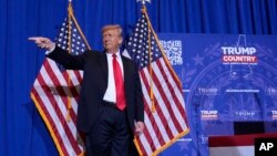 បេក្ខជនប្រធានាធិបតីម្នាក់របស់គណបក្សសាធារណរដ្ឋ​និង​ជា​អតីត​ប្រធានាធិបតី​សហរដ្ឋអាមេរិក​លោក Donald Trump ឈរ​នៅ​លើ​វេទិកា​សម្រាប់​យុទ្ធនាការ​មួយ​នៅទីក្រុង Atkinson នៃ​រដ្ឋ Newhamshire កាលពីថ្ងៃទី១៦ ខមករា ឆ្នាំ២០២៤។ 