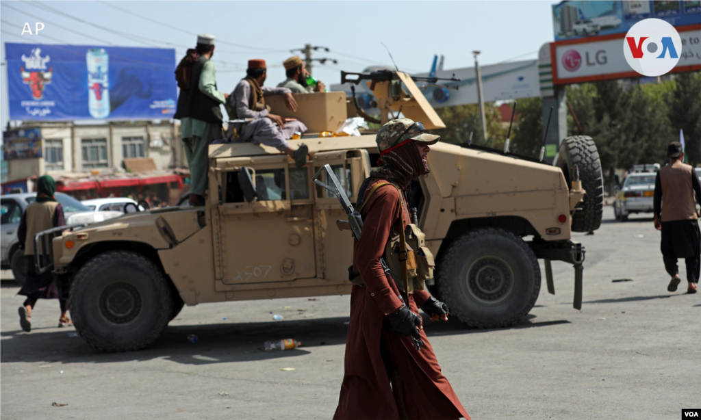 Combatientes talibanes montan guardia frente al aeropuerto internacional Hamid Karzai, en Kabul, Afganistán. [16 de agosto de 2021]. 