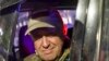 Yevgeny Prigozhin, jefe del Grupo Wagner, mira desde un vehículo militar saliendo de un área del cuartel general del Distrito Militar del Sur en una calle de Rostov del Don, Rusia, el 24 de junio de 2023.