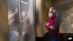 ARCHIVO - Rubén Zamora, de 66 años, fue detenido hace diez meses acusado de tres delitos.