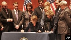 众议院议长佩洛西签署法案