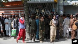 Kobuldagi banklarda uzun navbatlar, 15-avgust, 2021