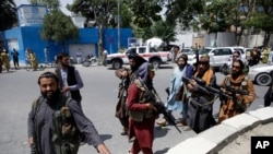 Wapiganaji wa Taliban wakifanya doria katika mji mkuu wa Kabul, Aug. 19, 2021. 