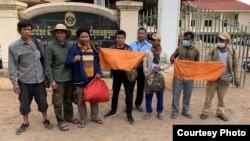 សកម្មជននិងមន្ត្រីសង្គមស៊ីវិលឈរនៅមុខសាលាដំបូងខេត្តក្រចេះ ក្រោយសកម្មជនការពារបរិស្ថានប្រាំនាក់ ត្រូវបានដោះលែងកាលពីថ្ងៃទី០៨ ខែកុម្ភៈ ឆ្នាំ២០២១។ (រូបថតផ្ដល់ឱ្យ) 