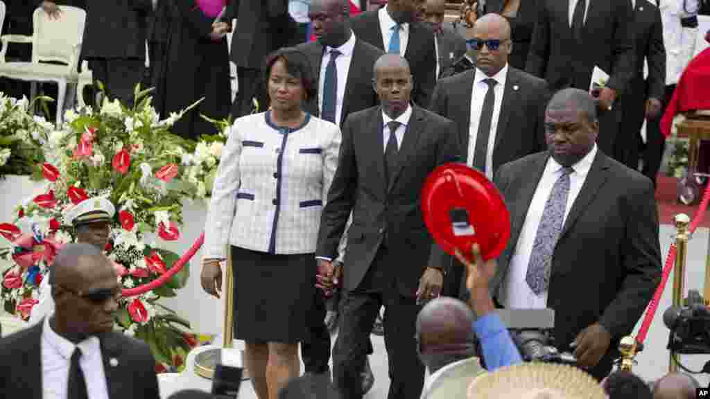 Le président d'Haïti, Jovenel Moise, et son épouse Martine lors des funérailles de l'ancien président René Préval à Port-au-Prince, Haïti, le 11 mars 2017.