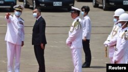 台灣國防部長邱國正在高雄視察海軍（路透社2021年4月13日）