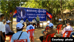 សកម្មភាព​ជួបជុំគ្នា​នៃ​សកម្មជន​និង​មន្រ្តី​របស់​គណបក្ស​ភ្លើងទៀន នៅ​សង្កាត់​សំបួរ ក្រុង​សៀមរាប នៅ​ថ្ងៃទី១៥ ខែវិច្ឆិកា ឆ្នាំ២០២១។ (រូបថត៖ គណបក្ស​ភ្លើង​ទៀន) 