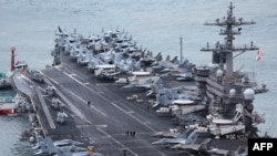 Карл Винсон, американски носач на авиони на нуклеарен погон, пристигнува во јужнокорејската поморска база за време на посетата на пристаништето во југоисточниот пристанишен град Бусан на 2 март 2025 година.