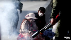 Bolivianos protestas en ciudades del país mientras denuncian "fraude" en las elecciones del fin de semana. [Captura de pantalla de video de Reuters]