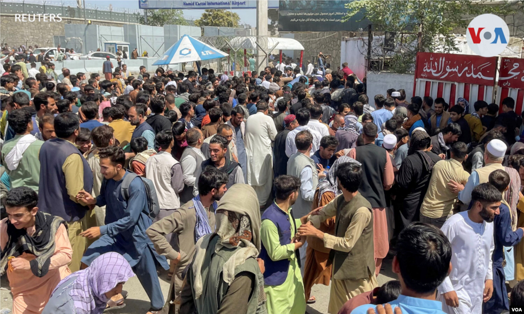 Miles de personas se aglomeraron en el aeropuerto de la capital afgana el lunes, corriendo por la pista y subiendo a aviones en un intento desesperado de huir.