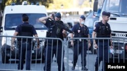 Polisi wa Ufaransa wakipiga doria mjini Paris kufuatia mashambulizi ya kigaidi ya Novemba 2015.