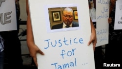 Mwandishi wa habari wa Indonesia akiandamana kutaka haki ifanyike kumtafuta aliyemuuwa Jamal Khashoggi mbele ya ubalozi wa Saudi Arabia mjini Jakarta, Indonesia, Octoba 19, 2018.