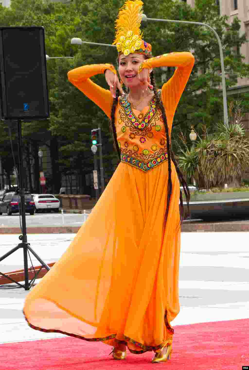 Vashingtonda Uyg'ur madaniy festivali. Tadbirdan so'ng jamoa Xitoy elchixonasi qarshisida norozilik namoyishi o'tkazdi, Vashington, 3-avgust, 2014-yil. Odil Ruzaliev surati