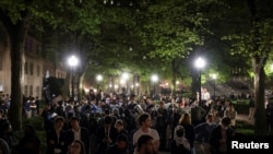 哥伦比亚大学亲巴勒斯坦示威2024年4月30日继续进行。此前，校方向学生们发出了停学处分的警告。（路透社）