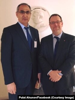 Po'lat Oxunov Shvetsiya parlamentida Xalqaro aloqalar qo'mitasi a'zosi Olle Torell bilan, Stokgolm, 3-iyun, 2015