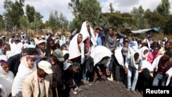 የመጀመርያ ደረጃ አስተማሪ የለቅሶ ሥነ-ሥርአት በተደረገበት ጊዜ የተገኙ ለቀስተኞች በሆሎንኮሚ ከተማ(እአአ 2015[ፋይል ፎቶ - ሮይተርስ/ REUTERS] 