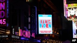 تابلوی تبلیغ رویداد بایدن در تماشاخانه لونت-فونتن