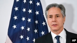 រដ្ឋមន្ត្រីការបរទេសអាមេរិក លោក Antony Blinken សម្លឹងមើលមុនពេលចាប់ផ្តើមនៃកិច្ចប្រជុំថ្នាក់រដ្ឋមន្ត្រីនៃអង្គការសន្តិសុខ និងកិច្ចសហប្រតិបត្តិការអឺរ៉ុបលើកទី៣១ នៅទីក្រុង Ta'Qali ប្រទេសម៉ាល់តា ថ្ងៃទី៥ ខែធ្នូ ឆ្នាំ២០២៤។